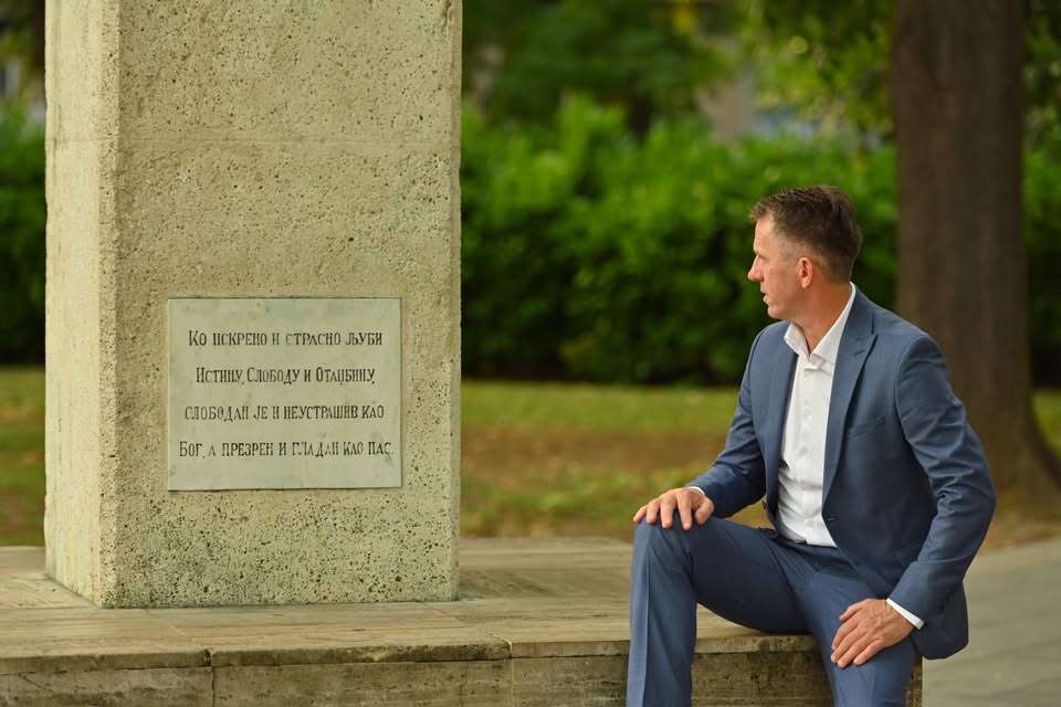 Željko Dubravac kraj spomenika u prirodi